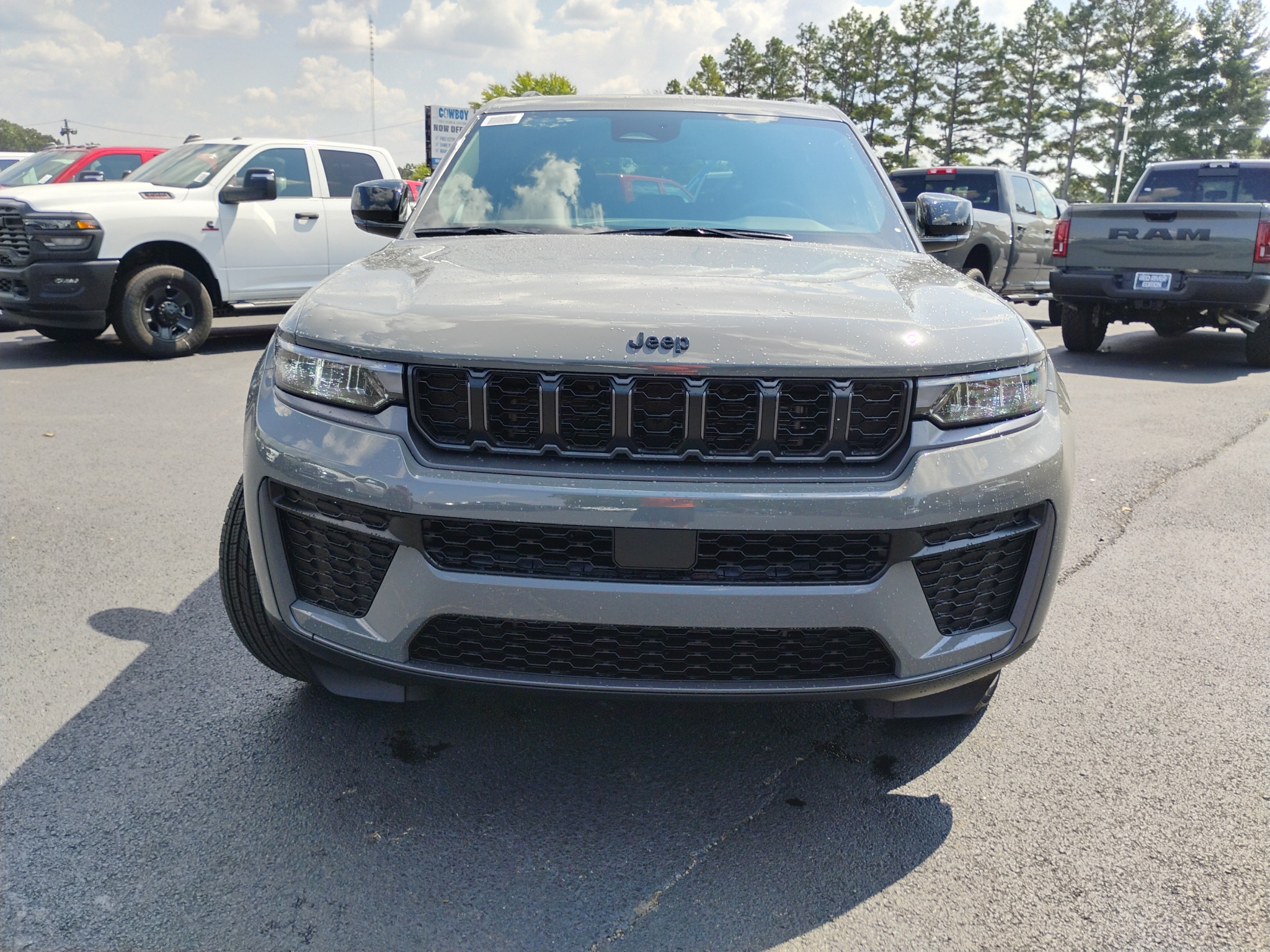 2027 Jeep Grand Cherokee Laredo Altitude photo 2