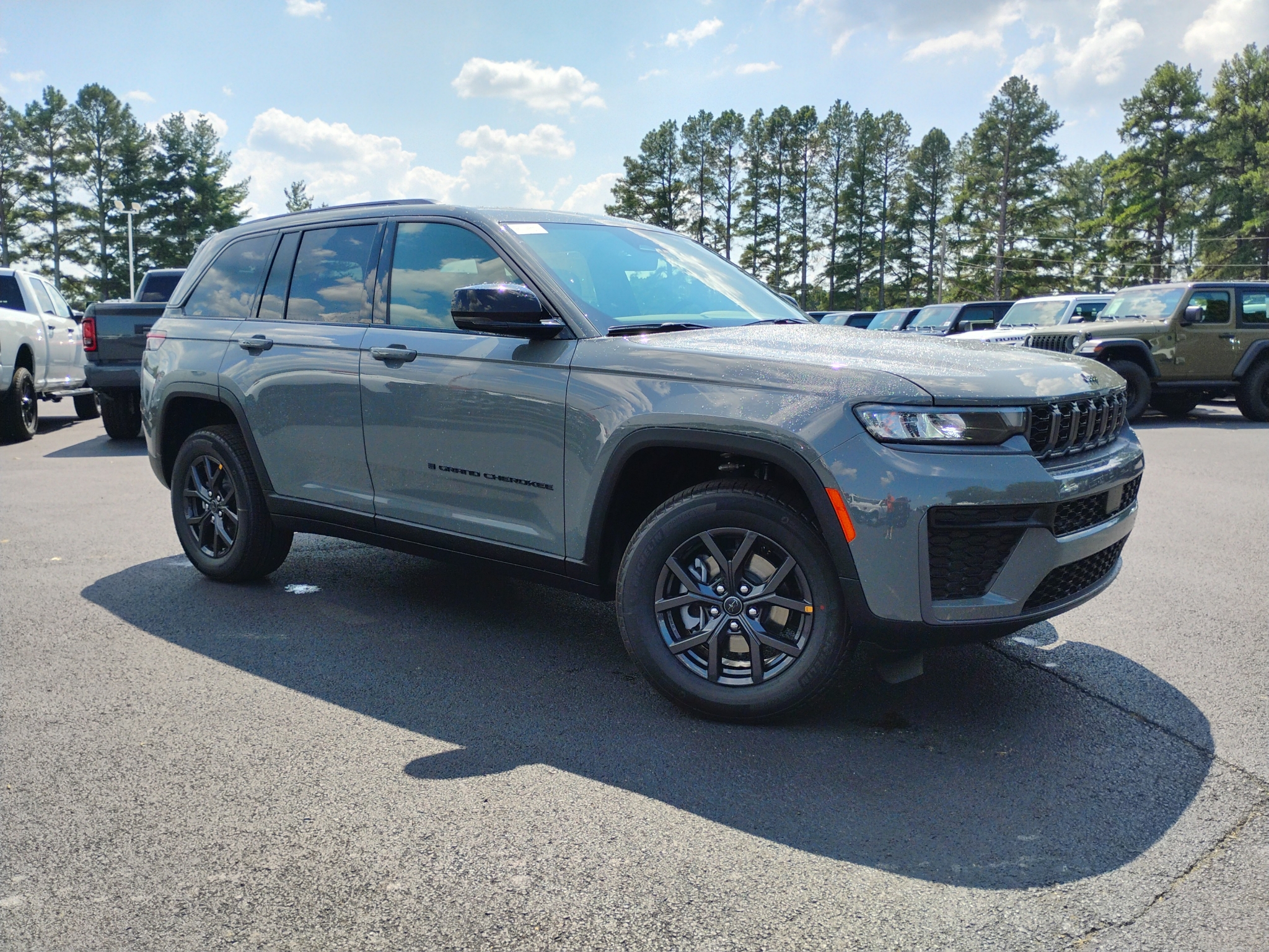 2027 Jeep Grand Cherokee Laredo Altitude photo 3