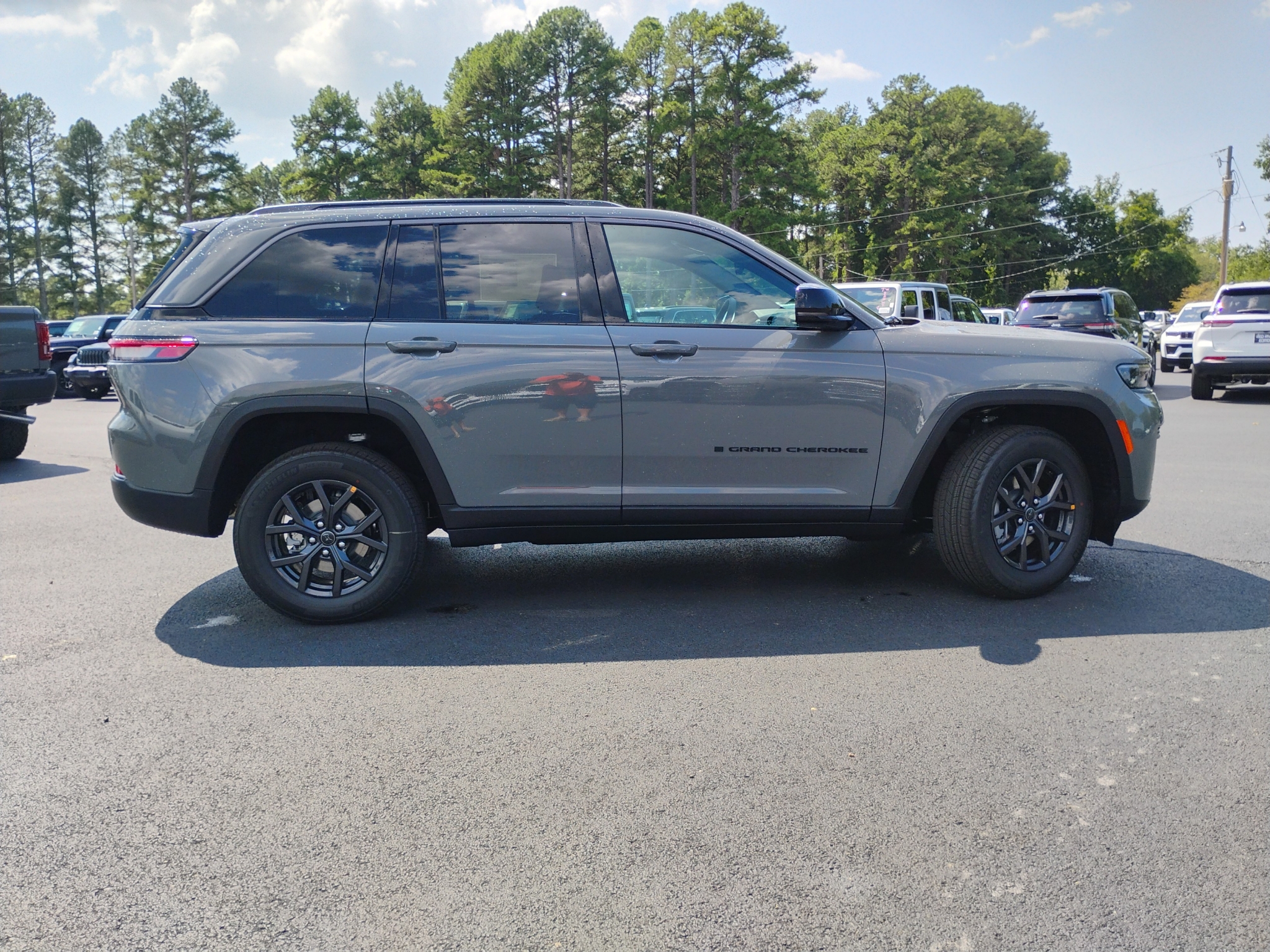 2027 Jeep Grand Cherokee Laredo Altitude photo 4