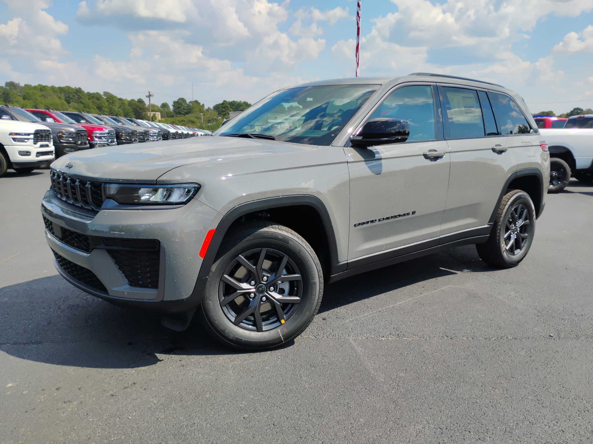 2027 Jeep Grand Cherokee Laredo Altitude photo 1