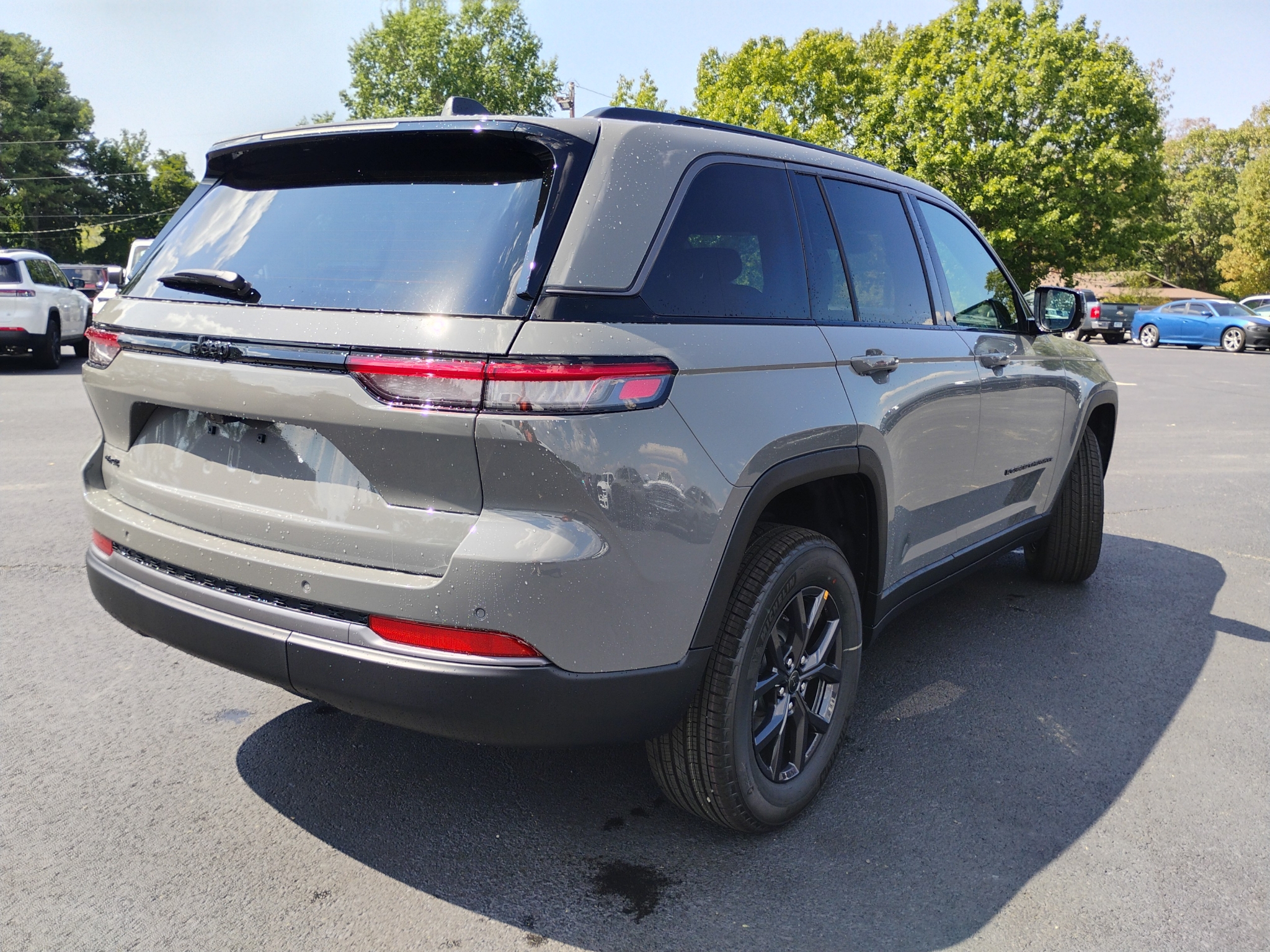 2027 Jeep Grand Cherokee Laredo Altitude photo 5