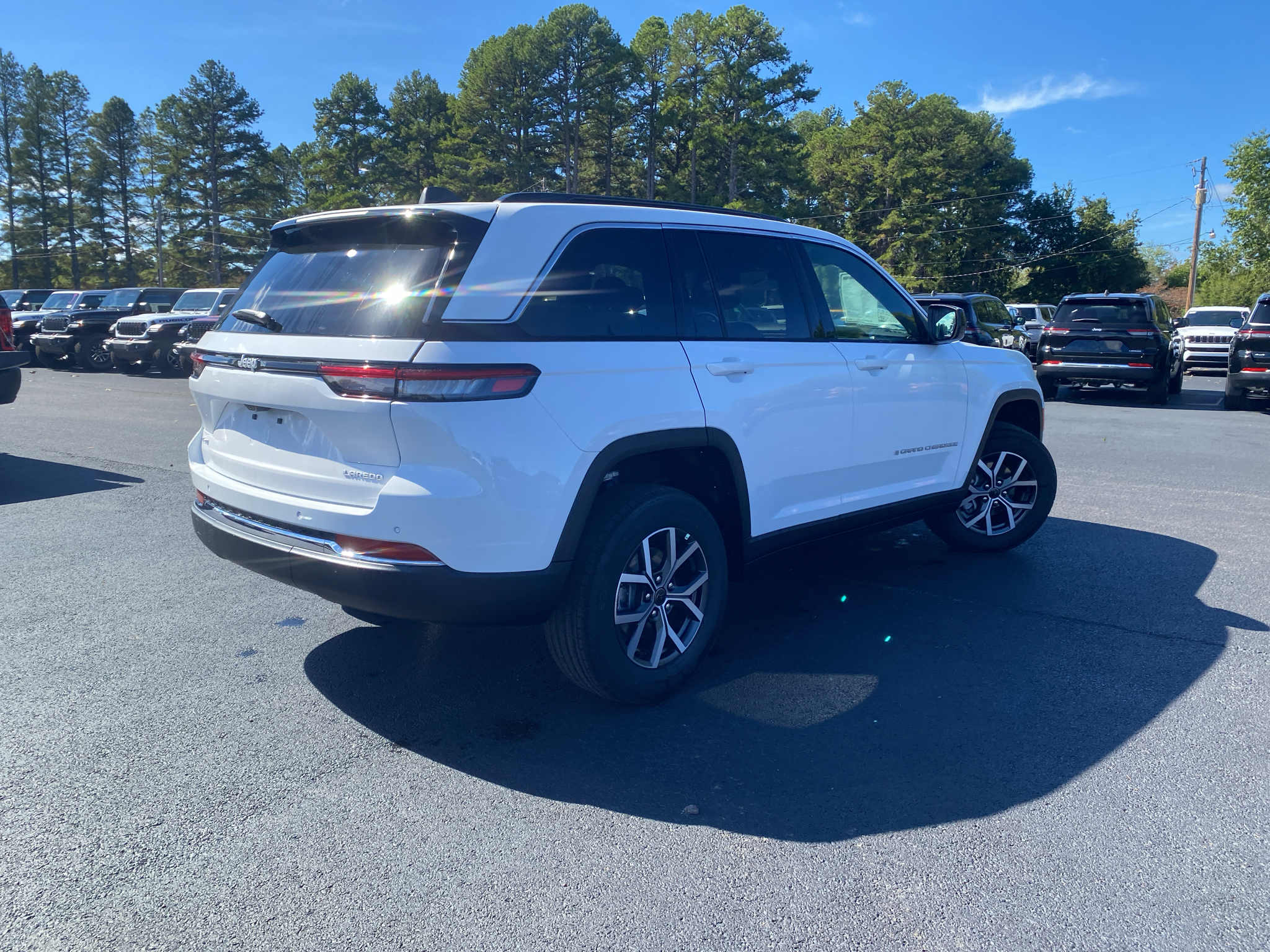 2027 Jeep Grand Cherokee Laredo X photo 5