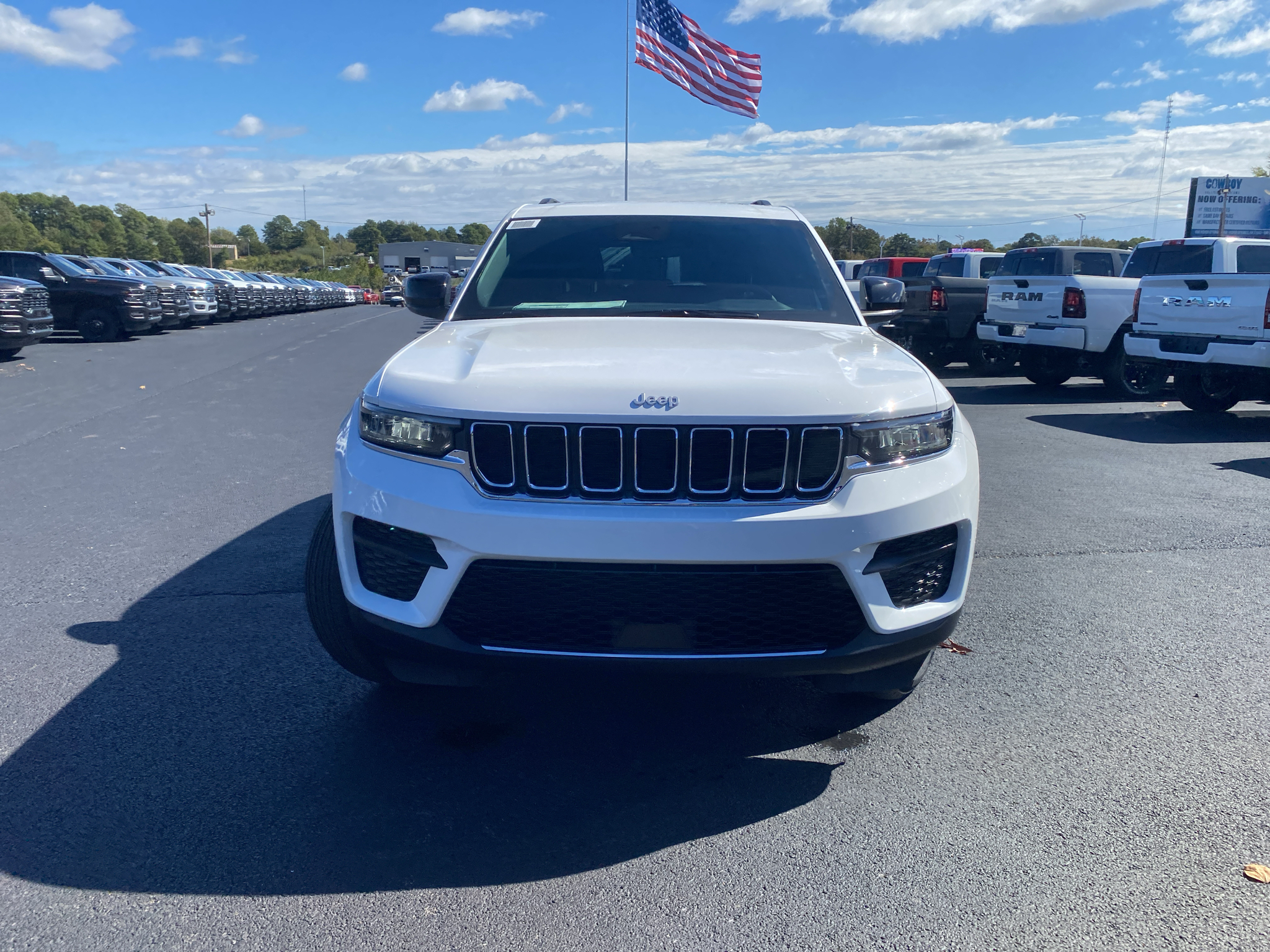 2027 Jeep Grand Cherokee Laredo X photo 2