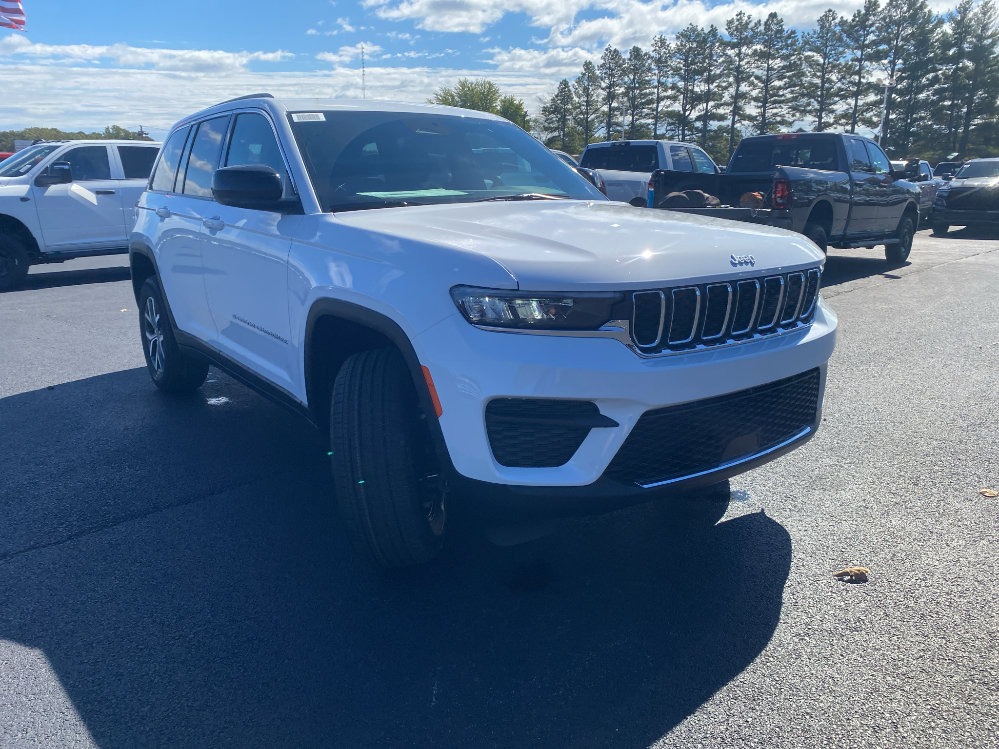 2027 Jeep Grand Cherokee Laredo X photo 3