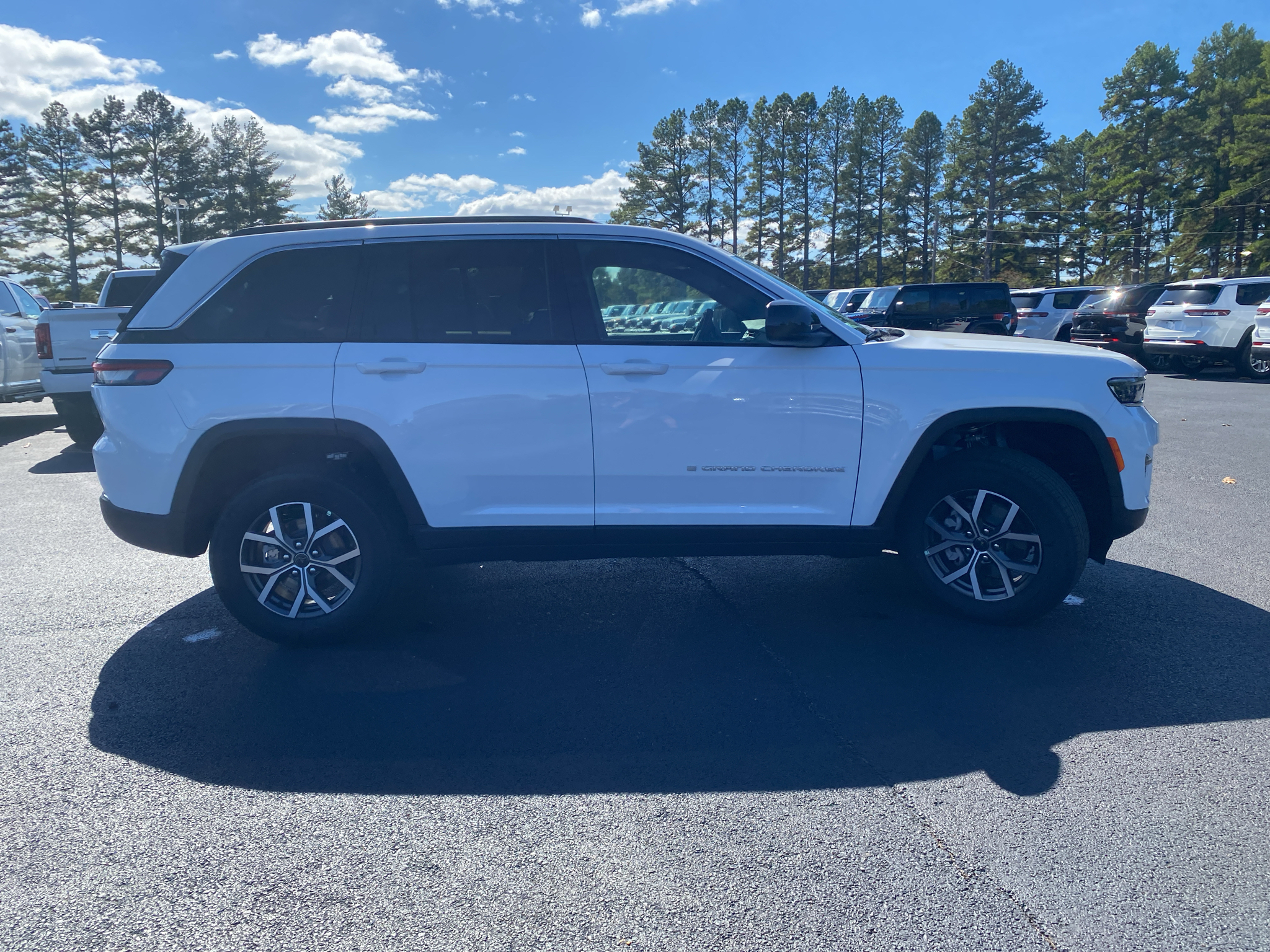 2027 Jeep Grand Cherokee Laredo X photo 4