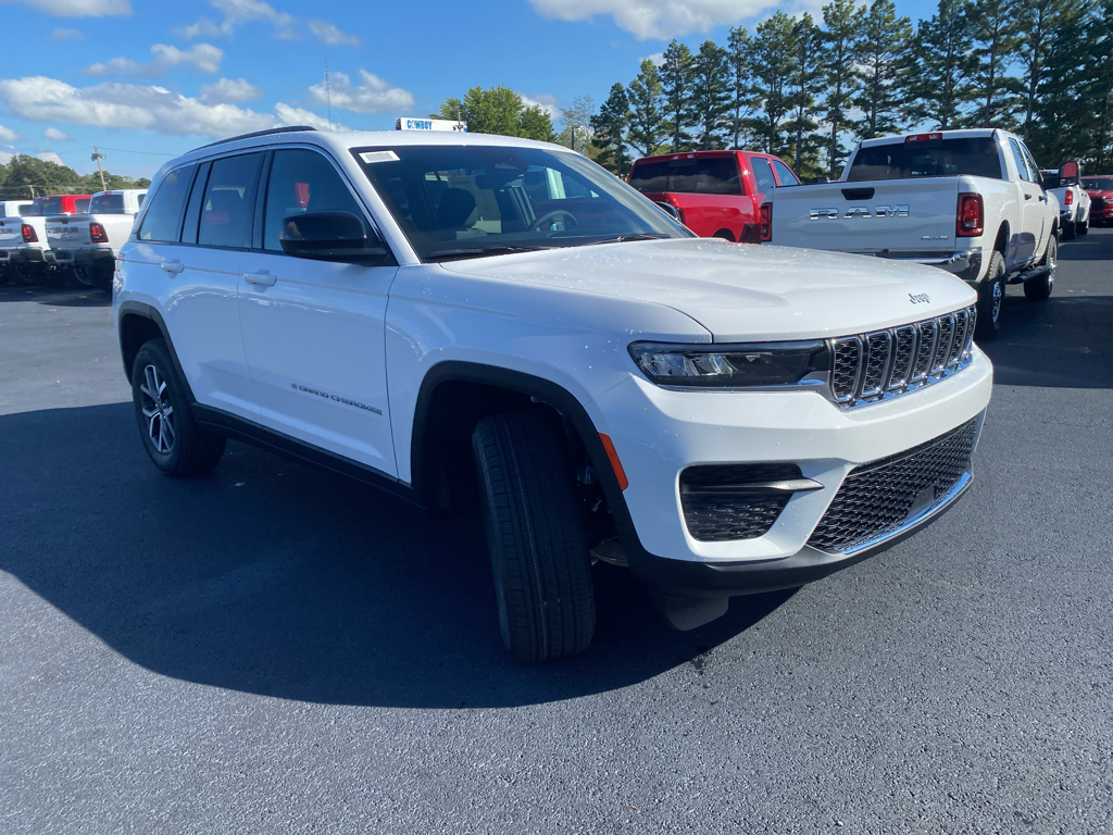 2027 Jeep Grand Cherokee Laredo X photo 3
