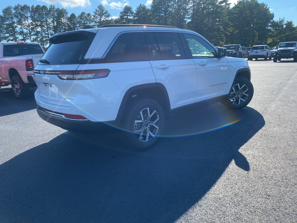 2027 Jeep Grand Cherokee Laredo X photo 5