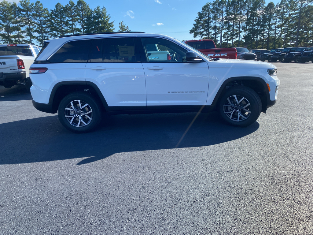 2027 Jeep Grand Cherokee Laredo X photo 4