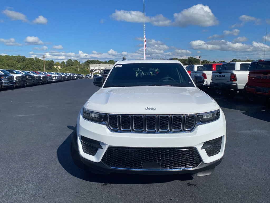 2027 Jeep Grand Cherokee Laredo X photo 2