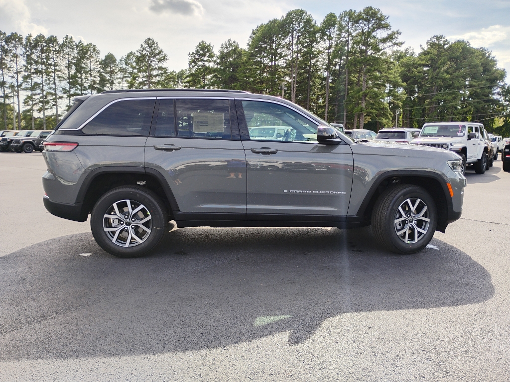 2027 Jeep Grand Cherokee Laredo X photo 4