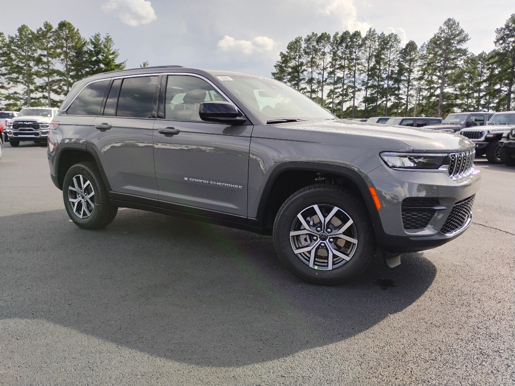 2027 Jeep Grand Cherokee Laredo X photo 3