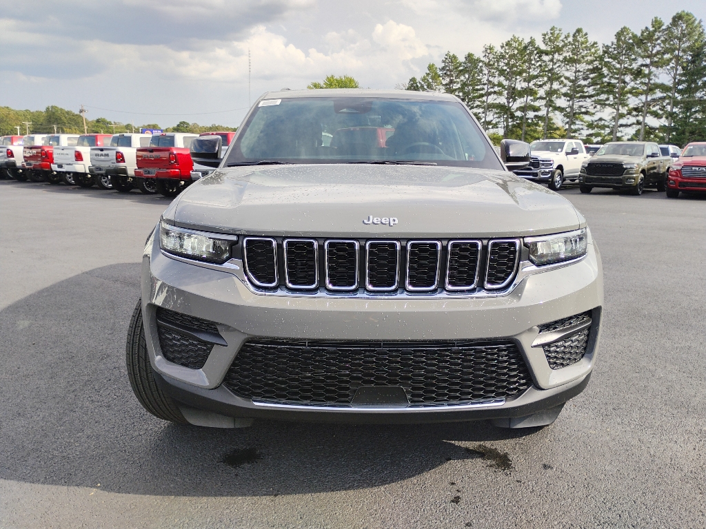 2027 Jeep Grand Cherokee Laredo X photo 2