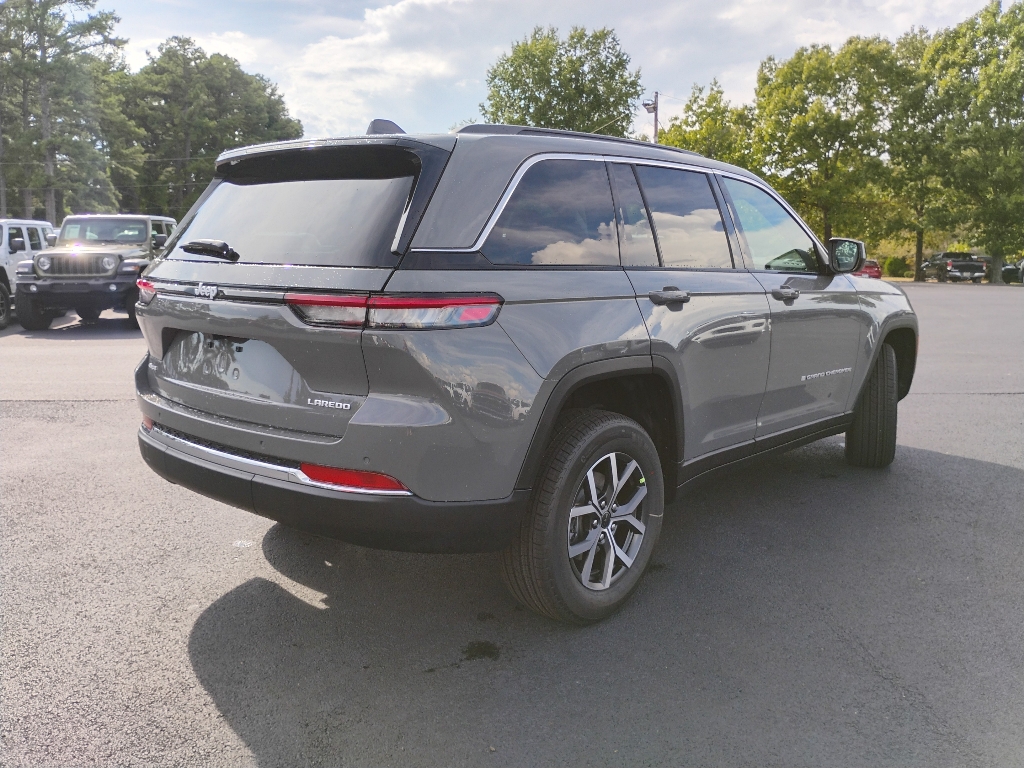 2027 Jeep Grand Cherokee Laredo X photo 5
