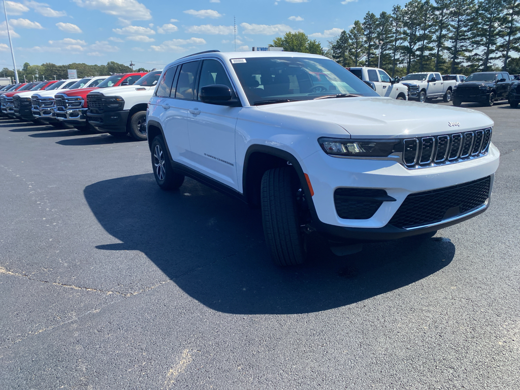 2027 Jeep Grand Cherokee Laredo X photo 3