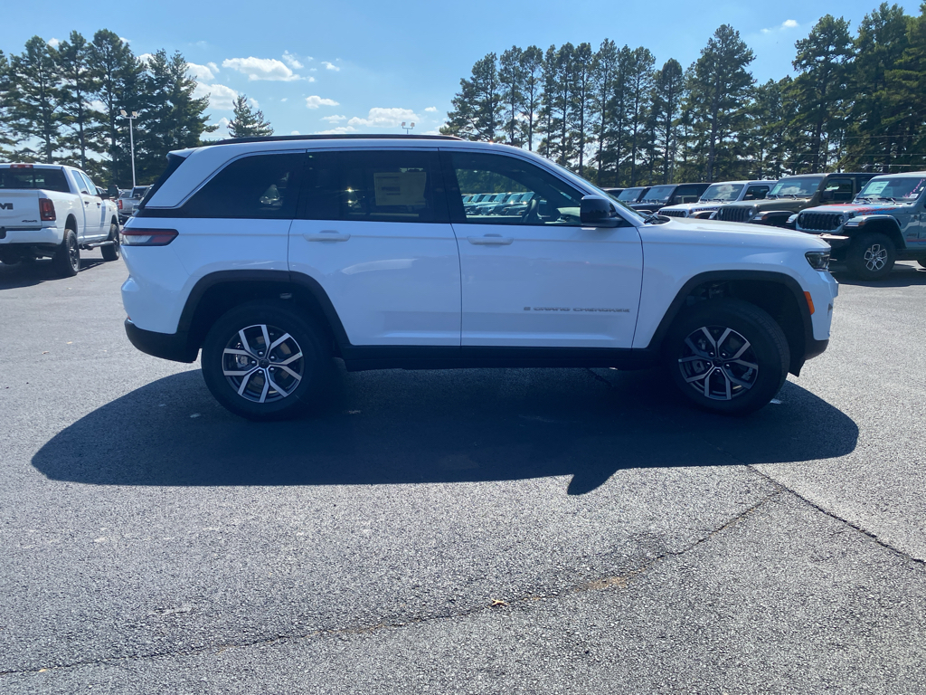 2027 Jeep Grand Cherokee Laredo X photo 4