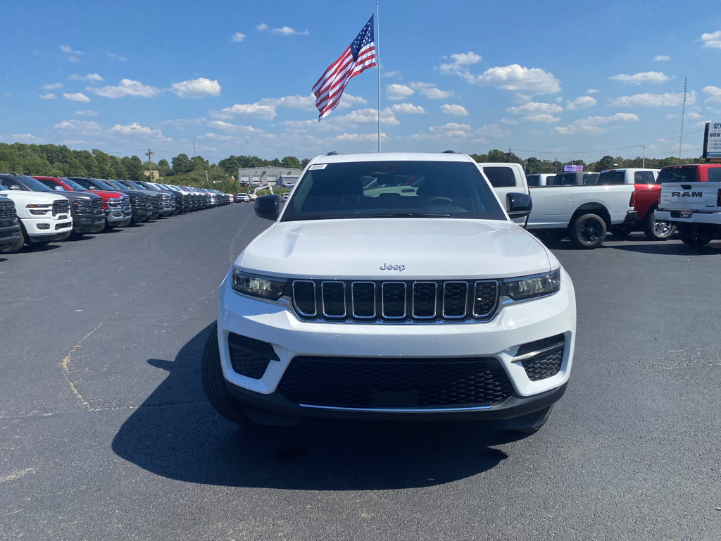 2027 Jeep Grand Cherokee Laredo X photo 2