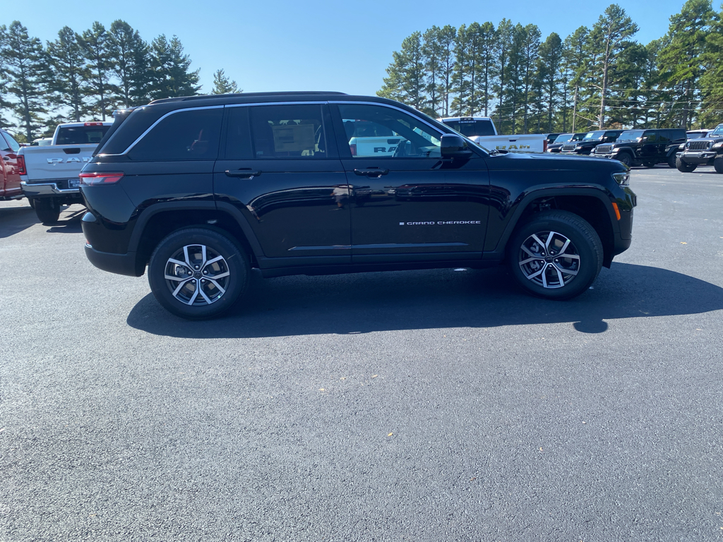 2027 Jeep Grand Cherokee Laredo X photo 4