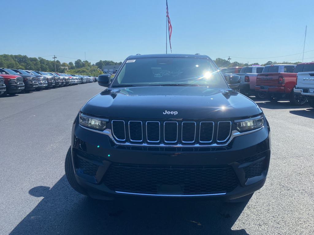 2027 Jeep Grand Cherokee Laredo X photo 2
