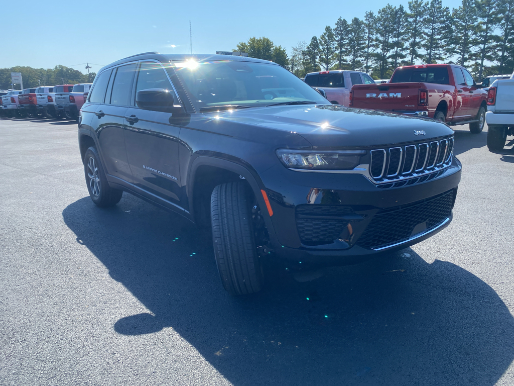 2027 Jeep Grand Cherokee Laredo X photo 3