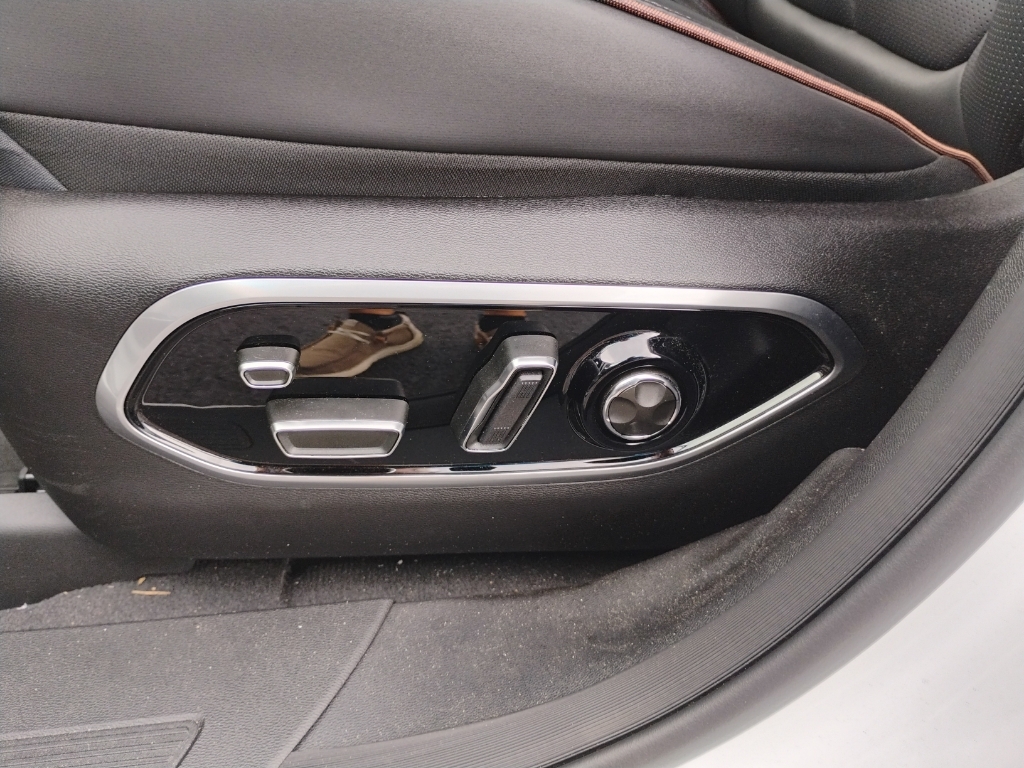 2025 Jeep Wagoneer S representative vehicle photo