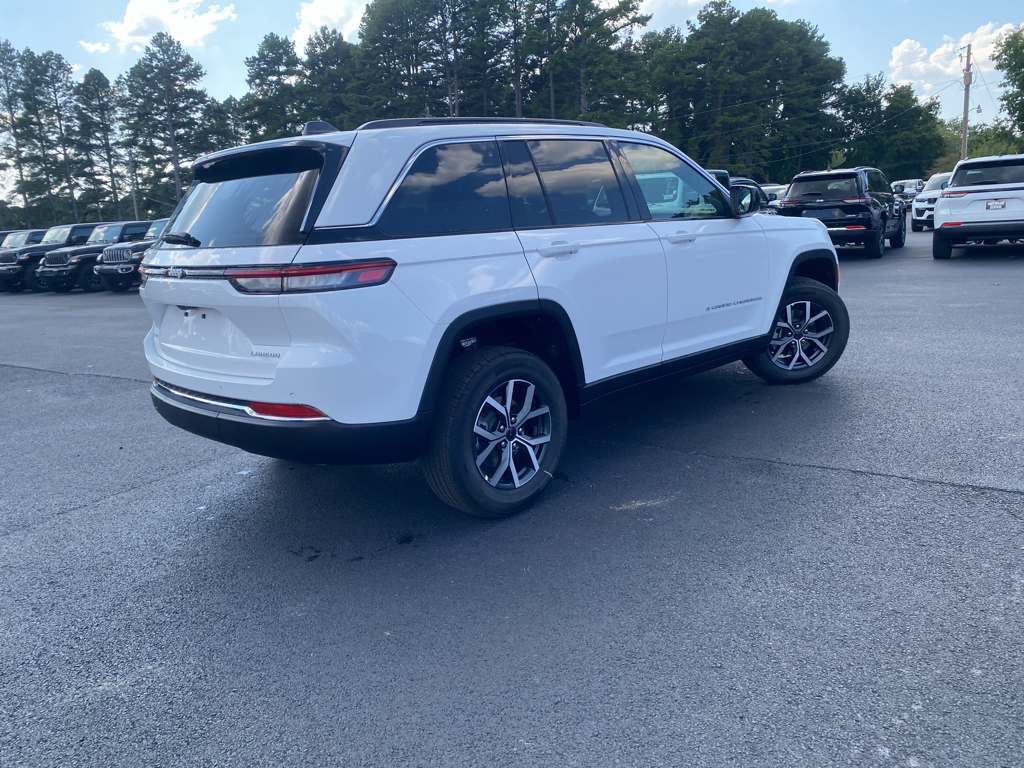 2027 Jeep Grand Cherokee Laredo photo 5