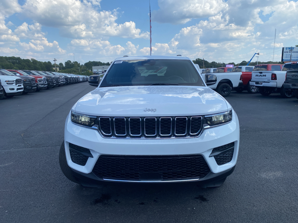 2027 Jeep Grand Cherokee Laredo photo 2