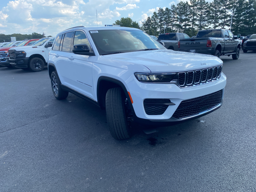 2027 Jeep Grand Cherokee Laredo photo 3