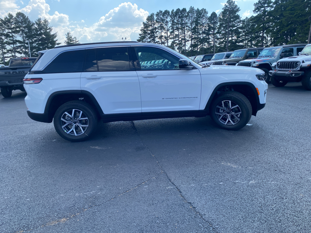 2027 Jeep Grand Cherokee Laredo photo 4