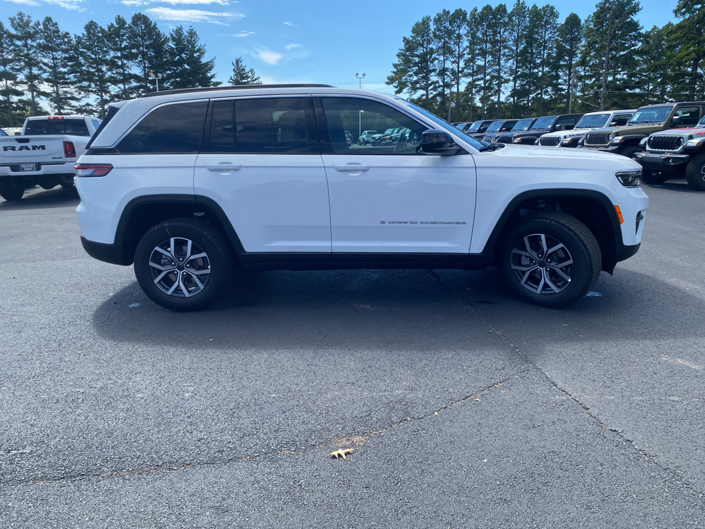 2027 Jeep Grand Cherokee Laredo photo 4