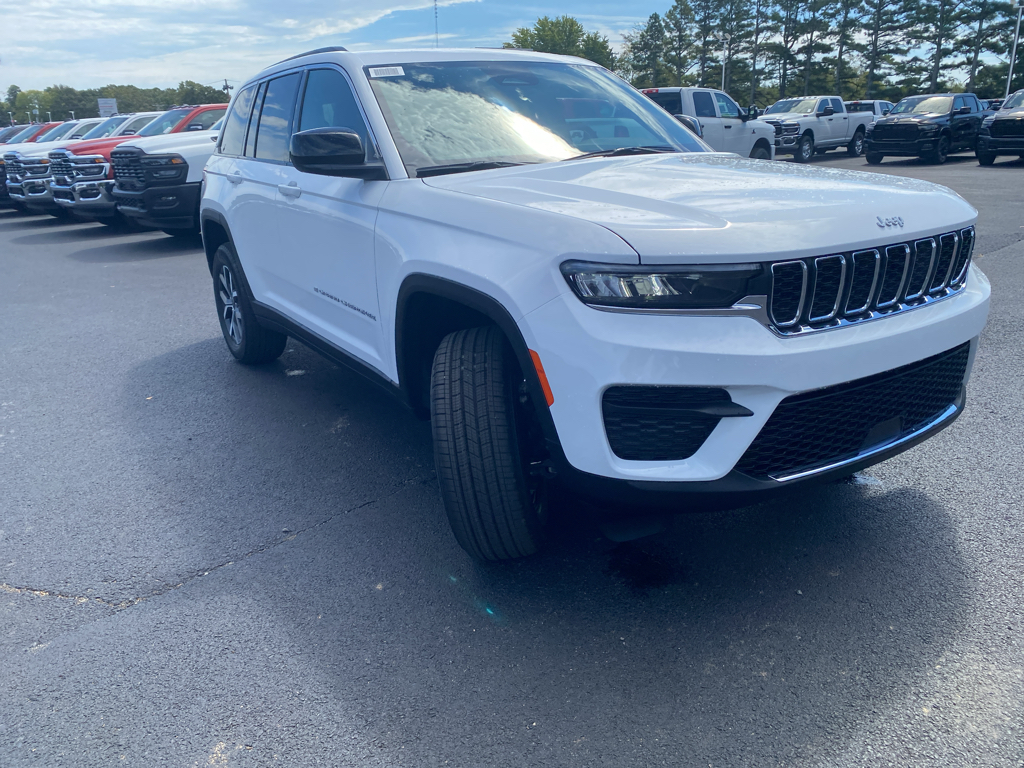 2027 Jeep Grand Cherokee Laredo photo 3