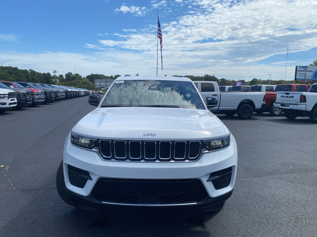 2027 Jeep Grand Cherokee Laredo photo 2