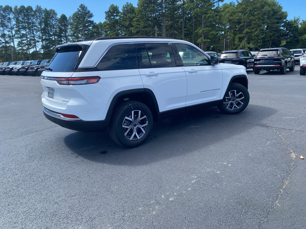 2027 Jeep Grand Cherokee Laredo photo 5