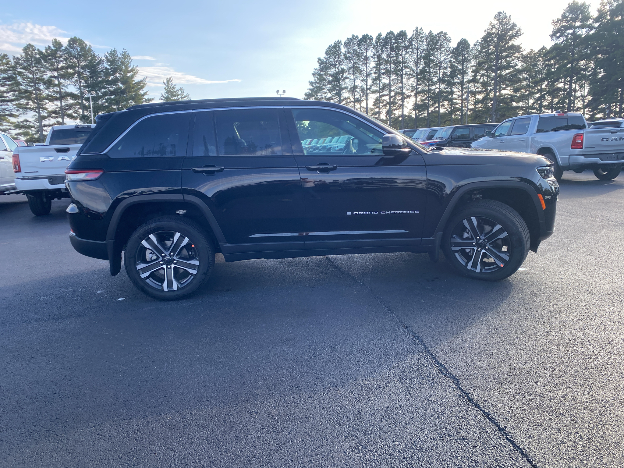 2027 Jeep Grand Cherokee Limited photo 4