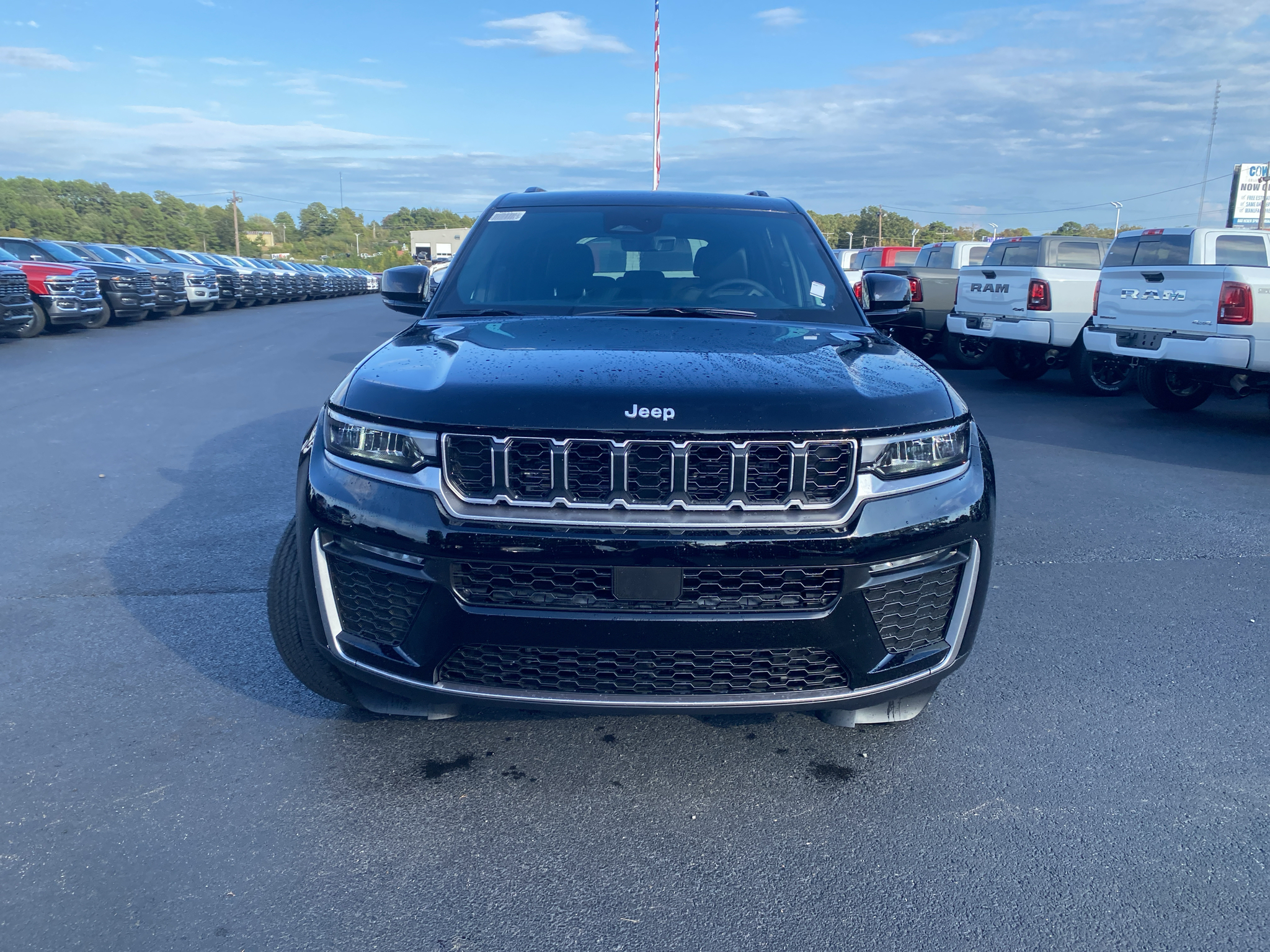2027 Jeep Grand Cherokee Limited photo 2