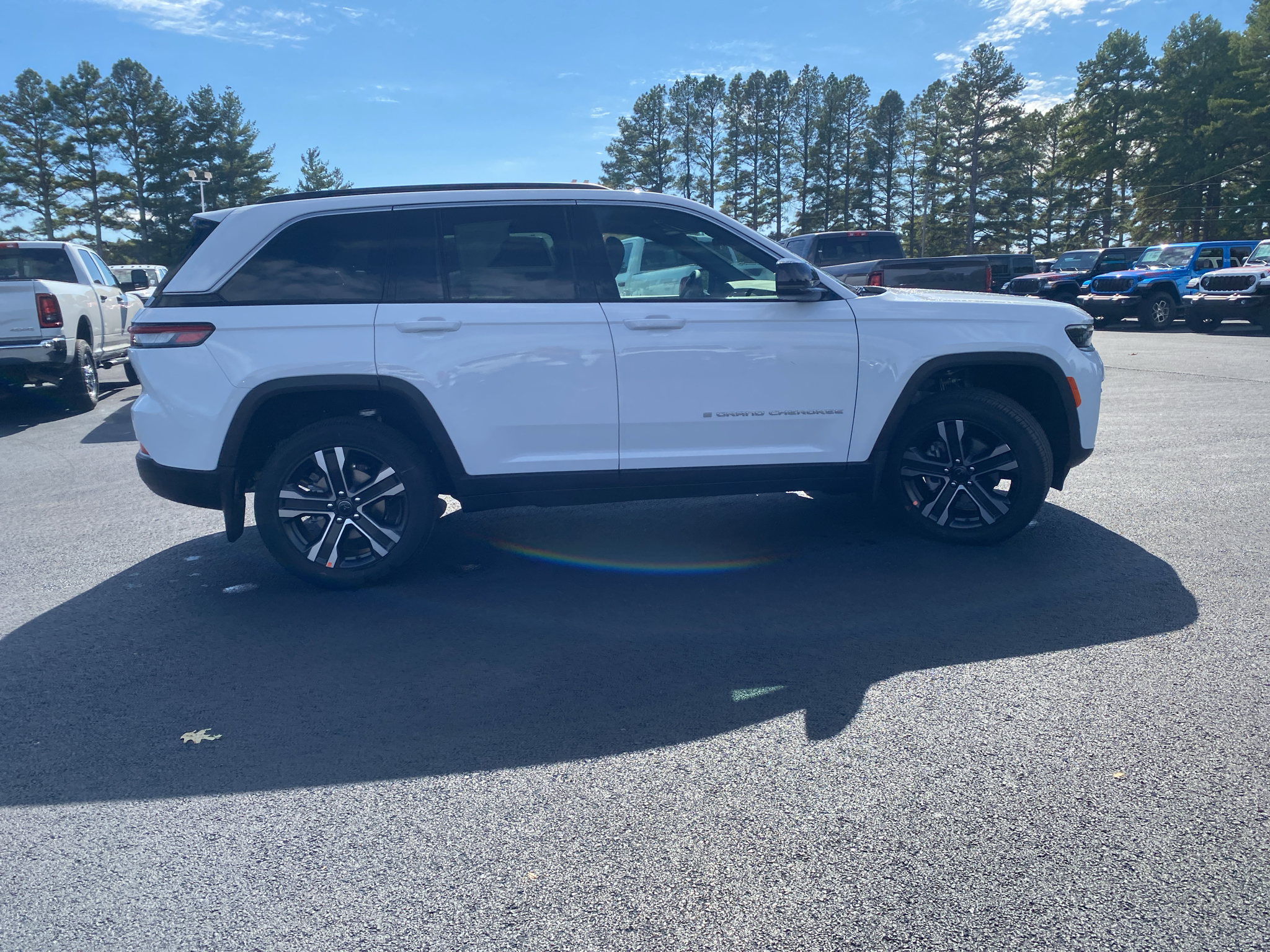 2027 Jeep Grand Cherokee Limited photo 4