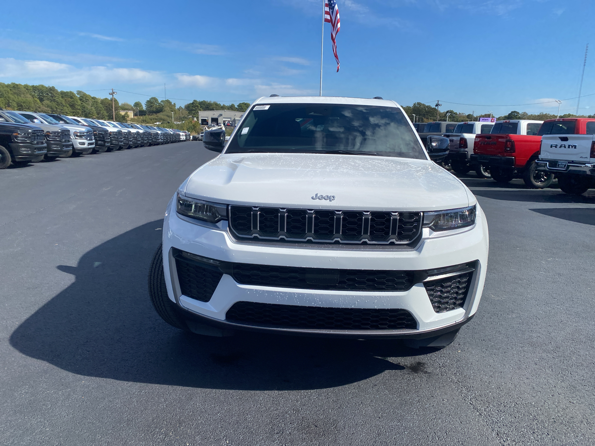 2027 Jeep Grand Cherokee Limited photo 2
