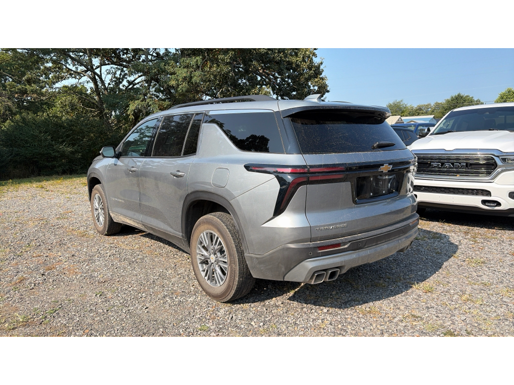 2025 Chevrolet Traverse FWD LT photo 4