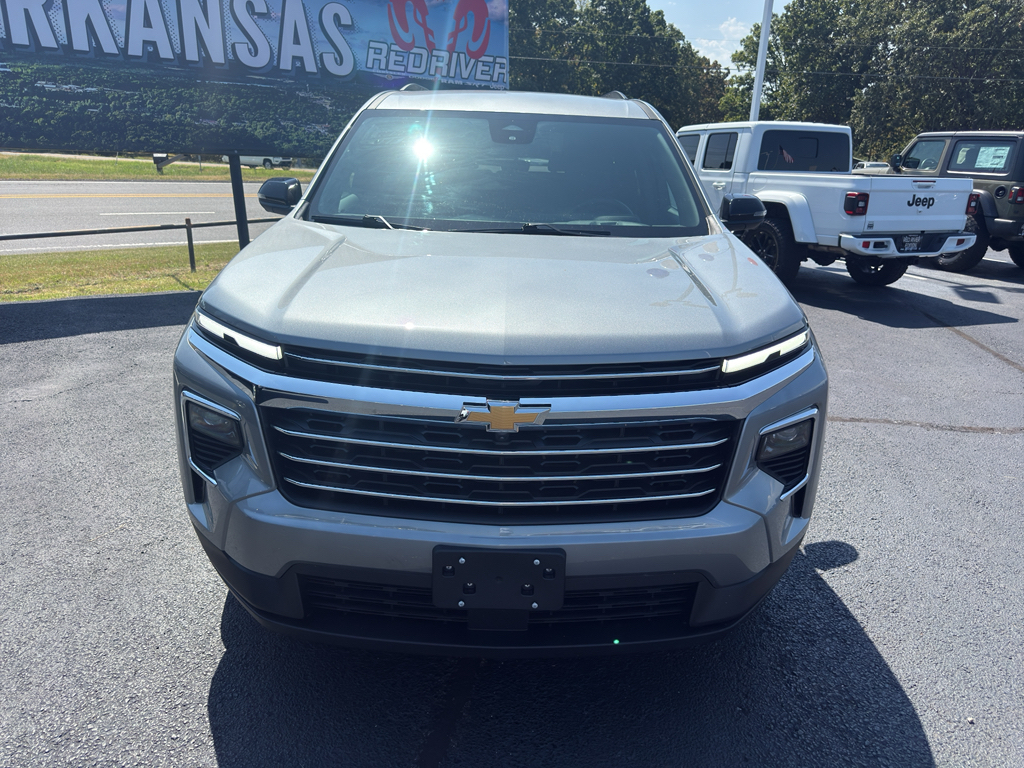2025 Chevrolet Traverse FWD LT photo 2