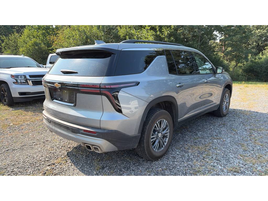 2025 Chevrolet Traverse FWD LT photo 3
