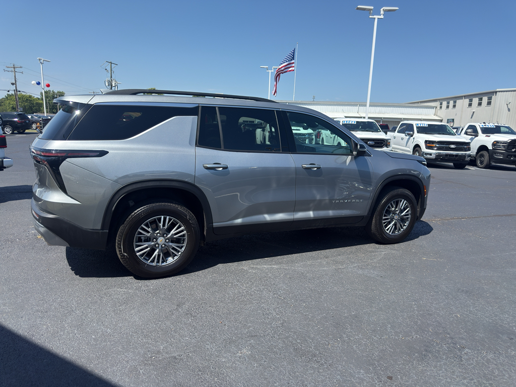 2025 Chevrolet Traverse FWD LT photo 4