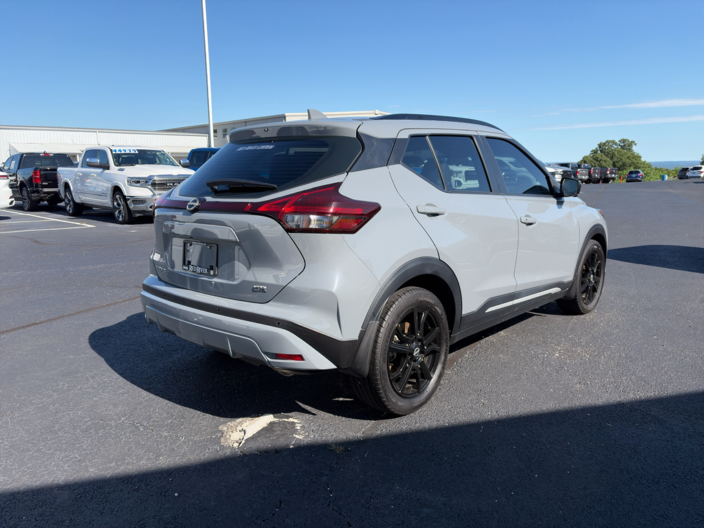 2023 Nissan Kicks SR photo 3