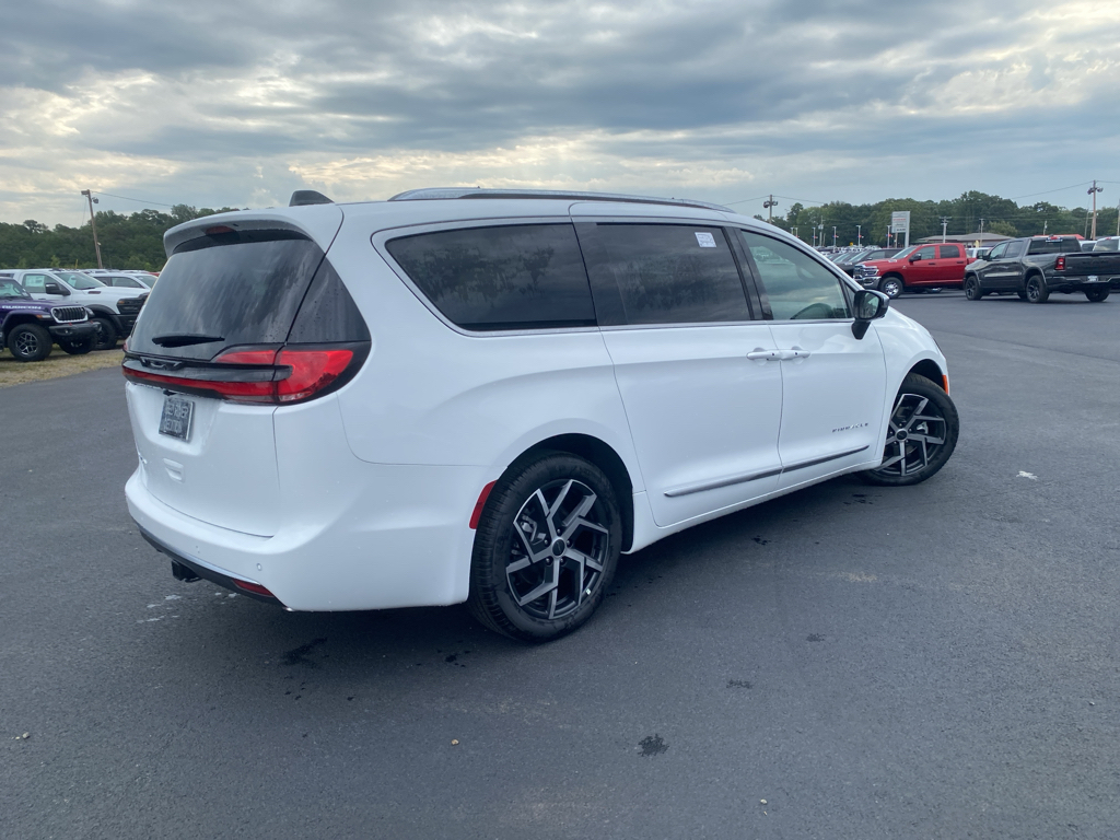 2027 Chrysler Pacifica Pinnacle photo 5