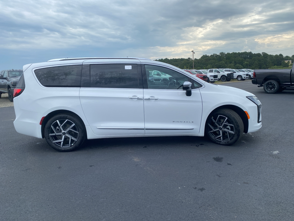 2027 Chrysler Pacifica Pinnacle photo 4