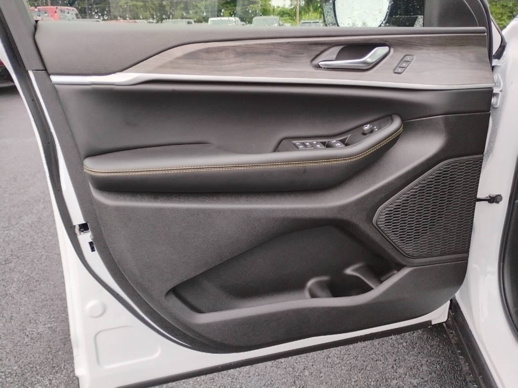 2026 Jeep Grand Cherokee L representative vehicle photo