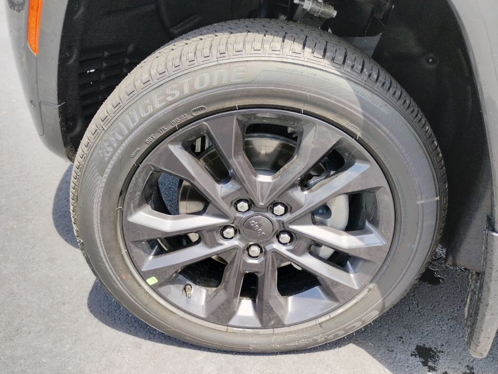 2026 Jeep Grand Cherokee L representative vehicle photo
