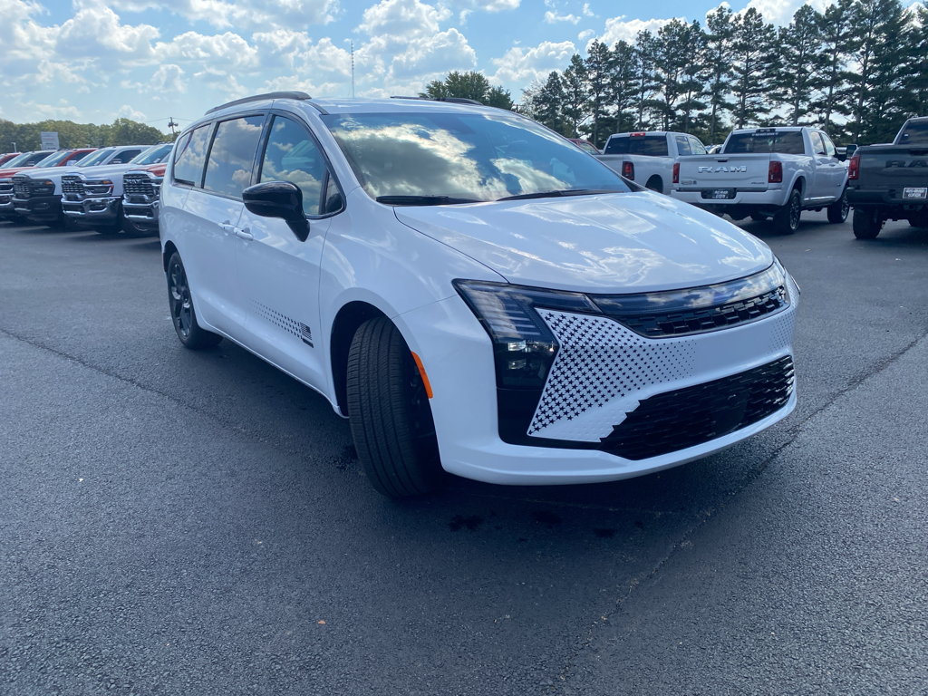 2027 Chrysler Pacifica Select photo 3