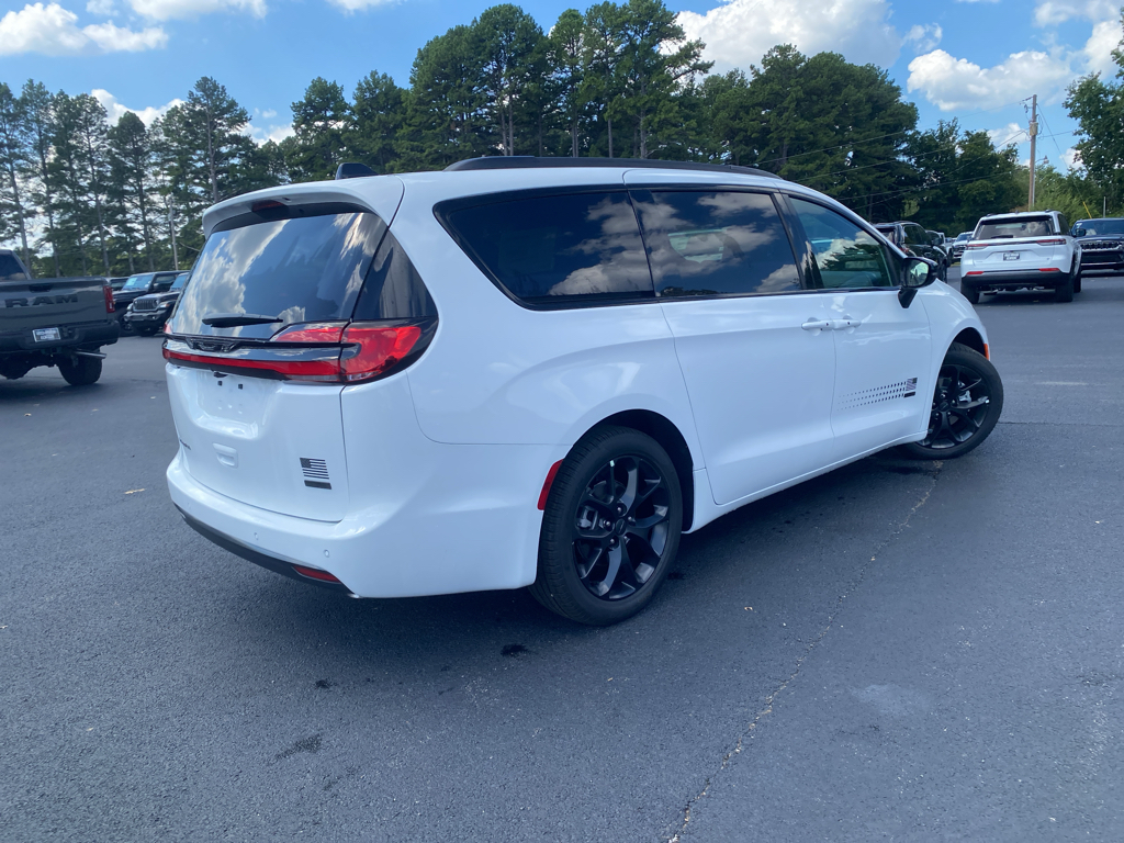 2027 Chrysler Pacifica Select photo 5