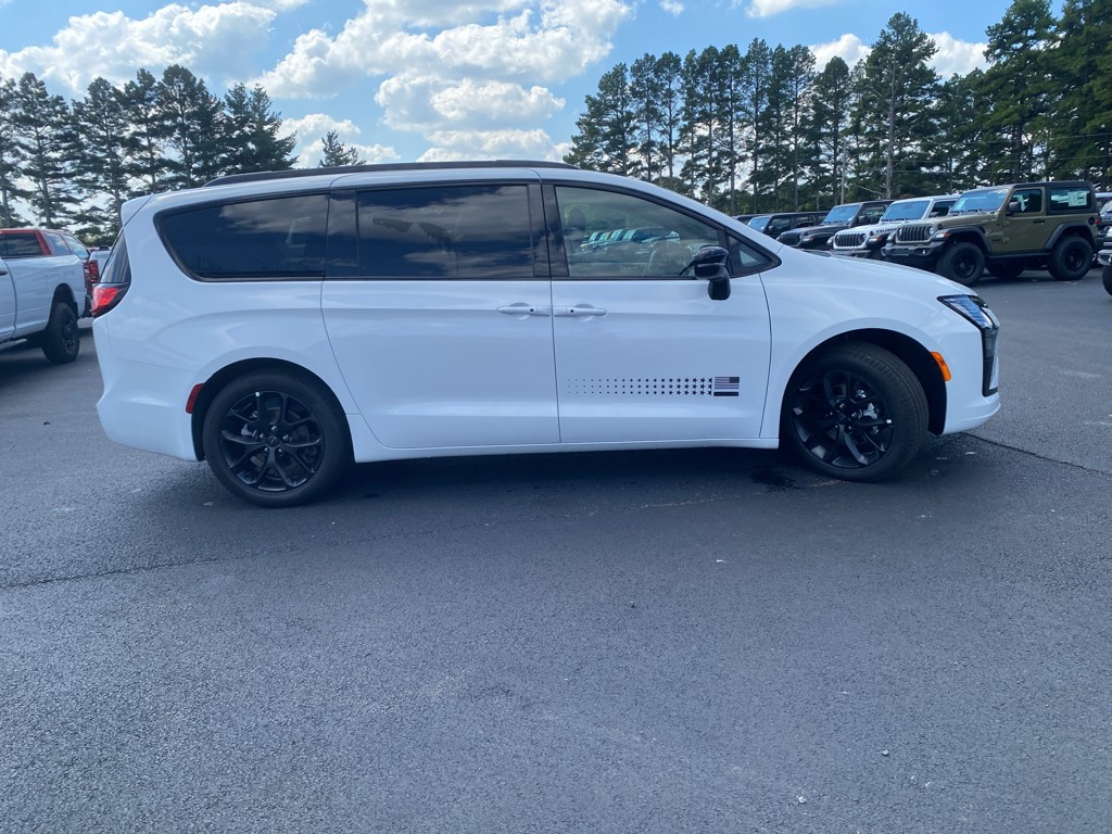 2027 Chrysler Pacifica Select photo 4