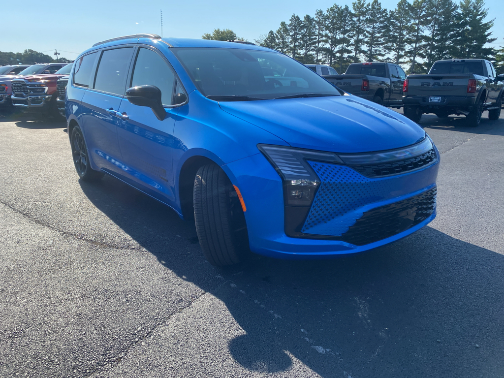 2027 Chrysler Pacifica Select photo 3