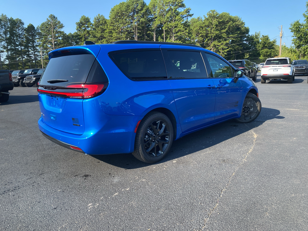 2027 Chrysler Pacifica Select photo 5